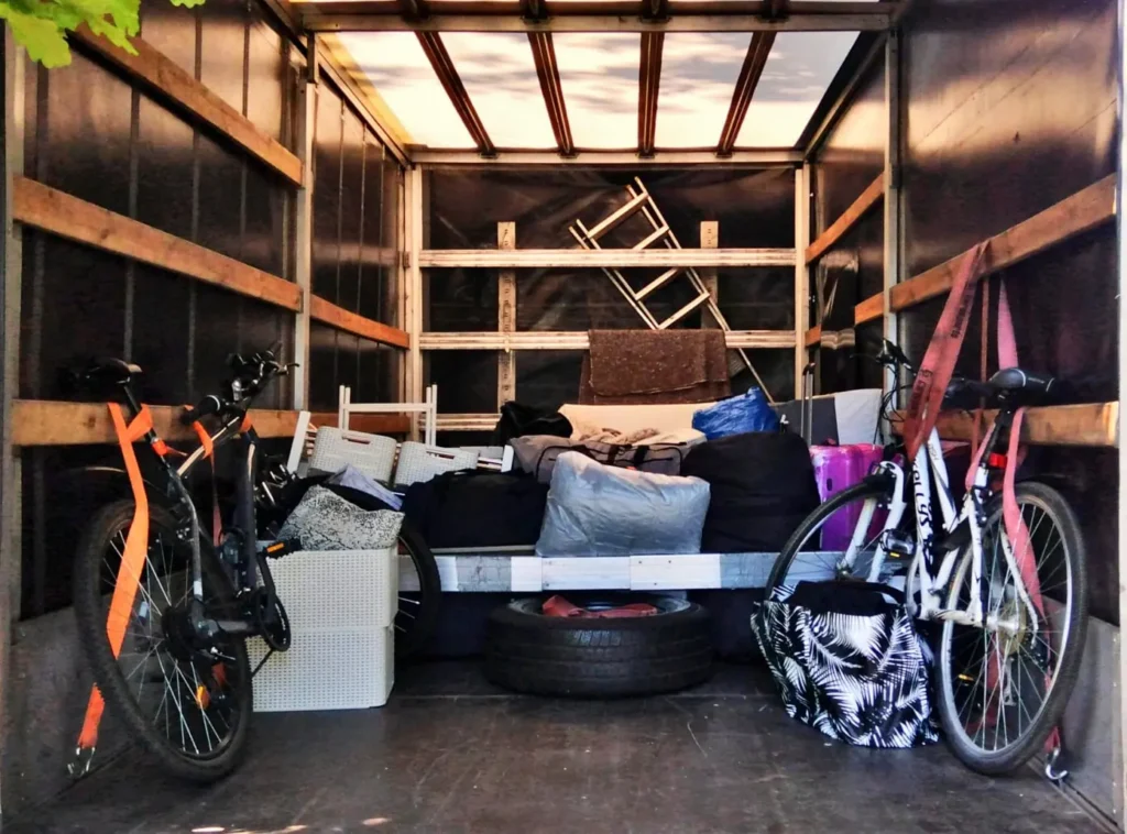 Part-load shipment arranged inside a removal vehicle